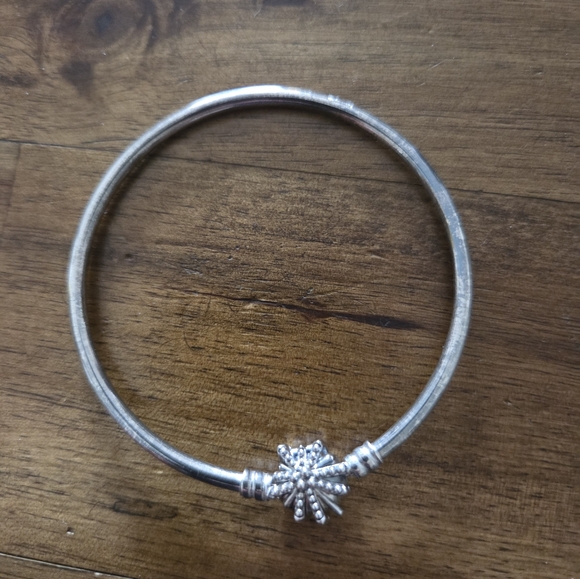 Pandora Elegant Silver Bangle with Starburst Design - Picture 5 of 6